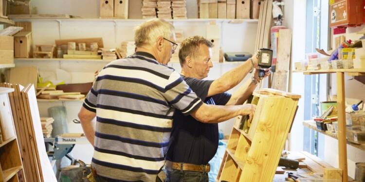Vrijwilligers bereiden werkzaamheden voor in ’t Schuurtje.