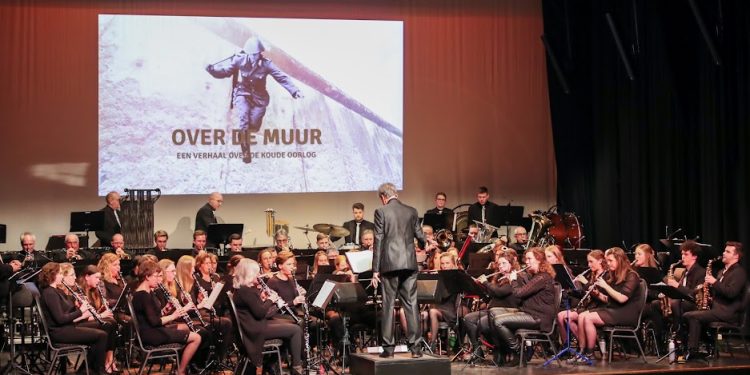 11-03-2023: Rijssen, Muziekvereniging Wilhelmina Rijssen, uitvoering “ Over de Muur” in het Parkgebouw te Rijssen