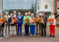 Van links naar rechts op de foto: Jan ter Maat, Rik Aangeenbrug, Allard Luggenhorst, Herman Broeze, burgemeester Jurgen van Houdt, Janna Bronsvoort-Lubbersen, Gerrit Veneklaas, Jolanda Ulfman-Kamphuis, Wim Stevens, Peter Mensink, Bea de Wilde, Ingrid van Dijk-Douwes