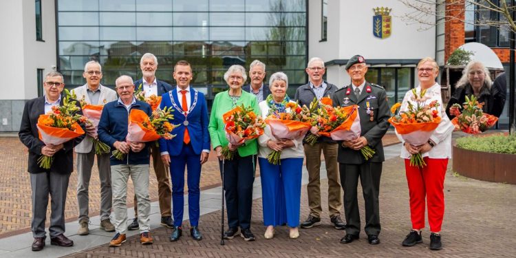 Van links naar rechts op de foto: Jan ter Maat, Rik Aangeenbrug, Allard Luggenhorst, Herman Broeze, burgemeester Jurgen van Houdt, Janna Bronsvoort-Lubbersen, Gerrit Veneklaas, Jolanda Ulfman-Kamphuis, Wim Stevens, Peter Mensink, Bea de Wilde, Ingrid van Dijk-Douwes