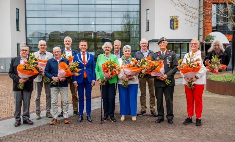 Van links naar rechts op de foto: Jan ter Maat, Rik Aangeenbrug, Allard Luggenhorst, Herman Broeze, burgemeester Jurgen van Houdt, Janna Bronsvoort-Lubbersen, Gerrit Veneklaas, Jolanda Ulfman-Kamphuis, Wim Stevens, Peter Mensink, Bea de Wilde, Ingrid van Dijk-Douwes